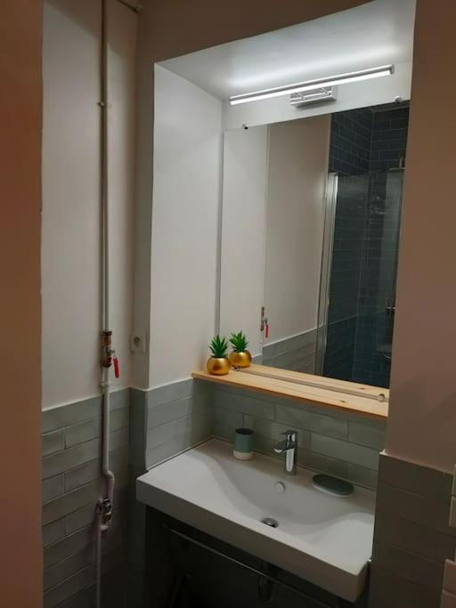 Appartement Les Abbesses Париж Екстериор снимка