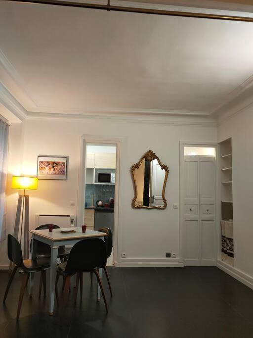Appartement Les Abbesses Париж Екстериор снимка